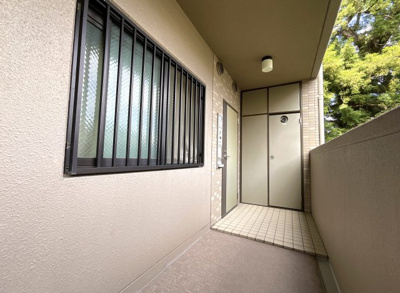 【玄関】 | サーパス山科小野 | 角部屋なので、玄関前を人が通り抜けする事がなく安心して暮らせますね。いろいろ快適が揃っています。