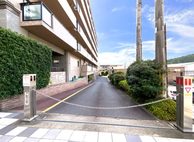 【駐車場】 | サーパス山科小野 | 【チェーンゲート】リモコン操作で開錠します。