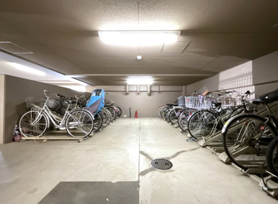 【駐輪場】 | サーパス山科小野 | 【駐輪スペース】自転車やバイク置場は、初回シール代100円のみ（《空き状況》や《料金》は変動の可能性あり）