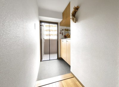 【玄関】 | サーパス山科小野 | 【玄関網戸】網戸付きの玄関なので、虫をシャットアウトしながら新鮮な風を玄関から入れられます。