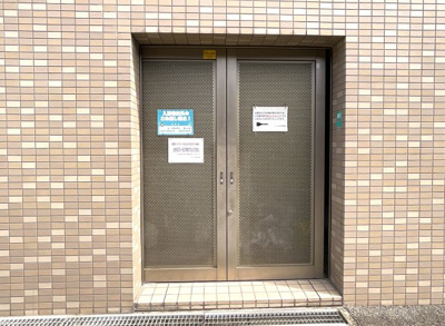 【設備】 | サーパス山科小野 | 【ゴミ収集場】24時間ゴミ出しOKの嬉しい設備で、指定ゴミ袋の定めもございません。ポイント高いですね。