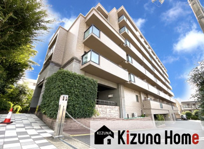 【外観】 | サーパス山科小野 | 駅から徒歩2分のマンションは、住んでみてわかるこの駅近のありがたさ。家族の笑顔を守る安心のオートロック。