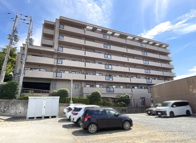 【外観】 | サーパス山科小野 | 【月極駐車場】マンション前には、広い月極駐車＆コインパーキングがあります。