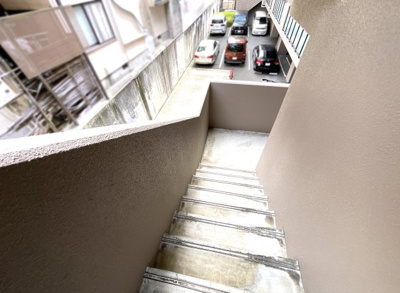 【その他共用部分】 | サーパス山科小野 | 【非常階段】駐車場・駐輪場スペースへ直接行けます。