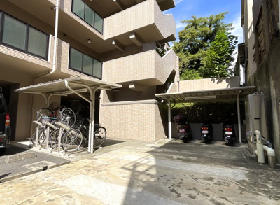 【駐輪場】 | サーパス山科小野 | 【駐輪場】雨が降っても安心の屋根付き自転車＆バイク置場