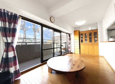 【居間・リビング】 | サーパス山科小野 | 対面キッチンから、家族の笑顔を見守る暮らしが始まります。その先にある窓いっぱいの空、暮らしに広がる開放感がここにあります。