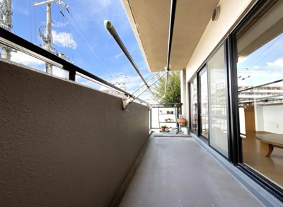 【バルコニー】 | サーパス山科小野 | 太陽と風が行き交う、洗濯日和のバルコニー。毎日のお洗濯も気持ちよく乾いて気持ちの良い生活に。