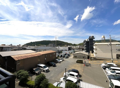 【展望】 | サーパス山科小野 | バルコニーの目の前には建物がなく開放的な景色が広がります。マンションで暮らすなら、バルコニーからの景色は重要ポイントです。