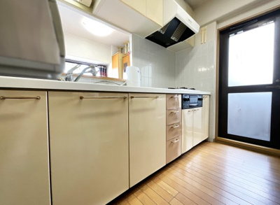 【キッチン】 | サーパス山科小野 | 角部屋につきキッチンスペースに《勝手口》があります。明るいキッチンなのも嬉しいけれど、外に大きなゴミ箱などが置けるのも嬉しいポイントです。