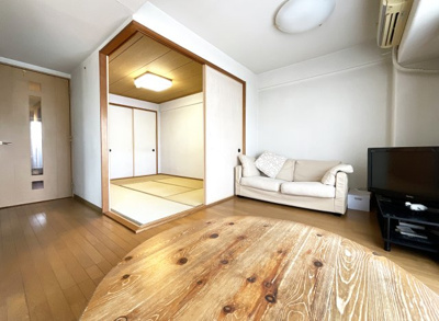 【居間・リビング】 | サーパス山科小野 | LDKの続きにある和室の扉を開放すれば、20帖以上の広々とした空間が広がります。