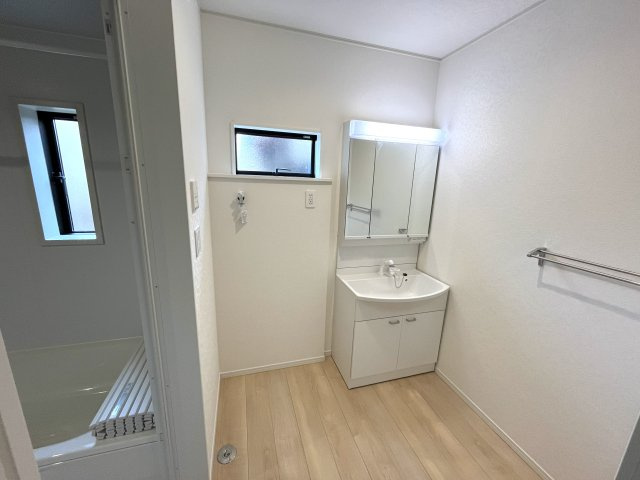 【洗面所】 | 仲介手数料無料！勝間小学校に通える新築戸建　防府市東三田尻　第１－３号棟　クレイドルガーデン　アーネストワン | シャンプードレッサーはシャワーヘッドが伸びるタイプ