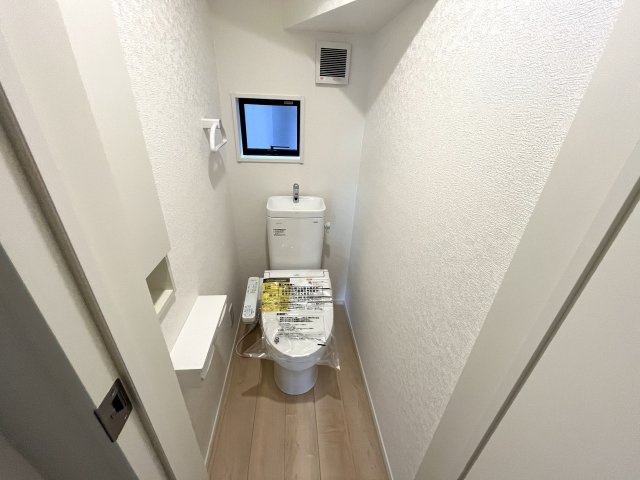 【トイレ】 | 仲介手数料無料！勝間小学校に通える新築戸建　防府市東三田尻　第１－３号棟　クレイドルガーデン　アーネストワン | シャワートイレは節水型タイプ。１階と２階の２カ所あります