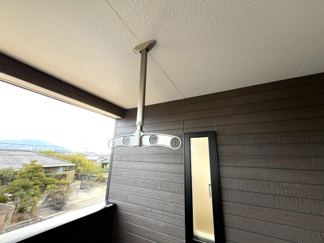 【バルコニー】 | 仲介手数料無料！勝間小学校に通える新築戸建　防府市東三田尻　第１－３号棟　クレイドルガーデン　アーネストワン | バルコニーには物干しも付いています