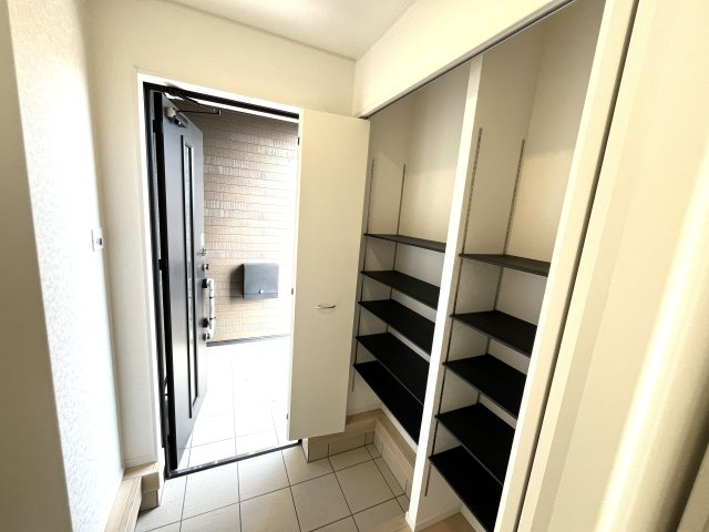 【玄関】 | 仲介手数料無料！勝間小学校に通える新築戸建　防府市東三田尻　第１－３号棟　クレイドルガーデン　アーネストワン | 玄関には大型の下駄箱も設置。ブーツも楽々入ります。