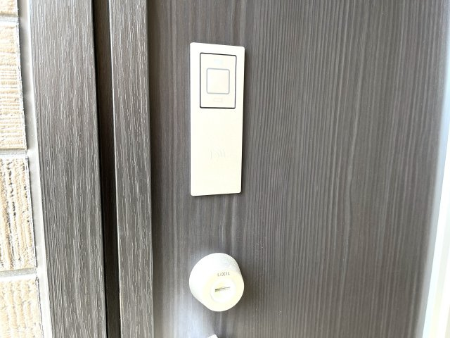 【玄関】 | 仲介手数料無料！勝間小学校に通える新築戸建　防府市東三田尻　第１－３号棟　クレイドルガーデン　アーネストワン | 玄関キーはカザスタイプ