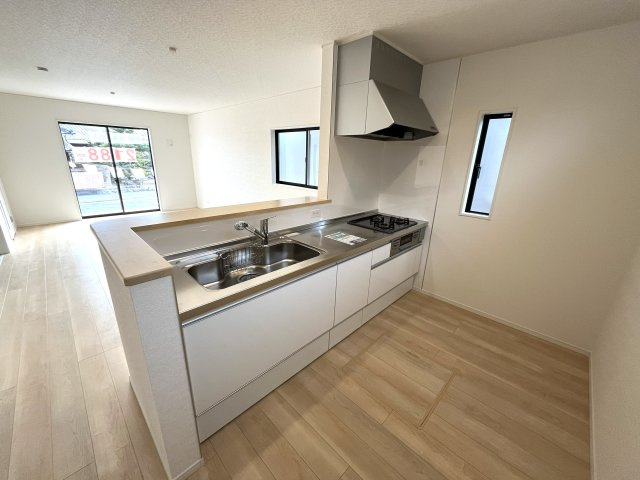 【キッチン】 | 仲介手数料無料！勝間小学校に通える新築戸建　防府市東三田尻　第１－３号棟　クレイドルガーデン　アーネストワン | 使い勝手の良いシステムキッチンで楽しくクッキング♪