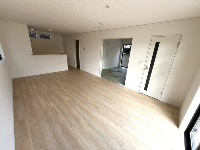 【居間・リビング】 | 仲介手数料無料！勝間小学校に通える新築戸建　防府市東三田尻　第１－３号棟　クレイドルガーデン　アーネストワン | ゆったりとしたリビングは家族の団らんがはずみますね♪