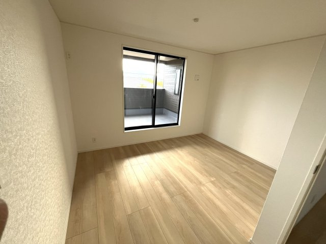 【洋室】 | 仲介手数料無料！勝間小学校に通える新築戸建　防府市東三田尻　第１－３号棟　クレイドルガーデン　アーネストワン | ２面採光の明るいお部屋で健やかな毎日