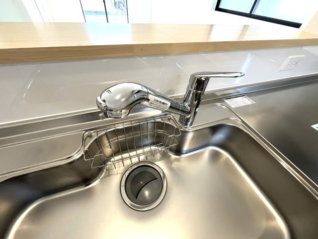 【キッチン】 | 仲介手数料無料！勝間小学校に通える新築戸建　防府市東三田尻　第１－３号棟　クレイドルガーデン　アーネストワン | ビルトインタイプの浄水器付！ホースのように伸びるからお掃除も楽々