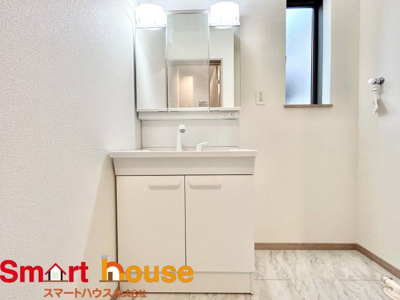 【独立洗面台】 | 座間市立野台新築1棟 | ゆとりの洗面スペースで朝の身支度も快適スムーズに。３面鏡で髪のセットやお化粧もストレスなくこなせ、朝から気分良く通勤通学に向かえそうですね！鏡の裏にはたっぷりと収納スペースを標準装備！