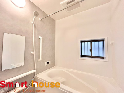 【浴室】 | 座間市立野台新築1棟 | 一日の疲れを癒してくれる場所なので、快適に過ごして頂く為にゆったりサイズのバスタブを用意しました。是非半身浴をお楽しみ下さい。空気が籠らない様に小窓も設置しております。