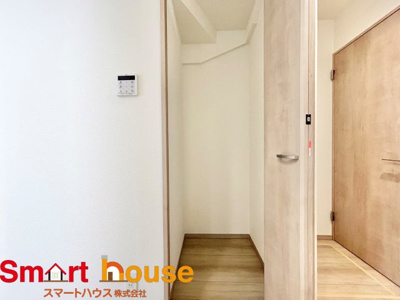 【収納】 | 座間市立野台新築1棟 | 食品や食器などを収納できるパントリー。もちろんそれ以外にも、普段はあまり使わない調理器具をしまうなど、その使い勝手は多様。入りきらない調味料類や、備蓄庫として機能性と見た目にも優れた有能な収納です！