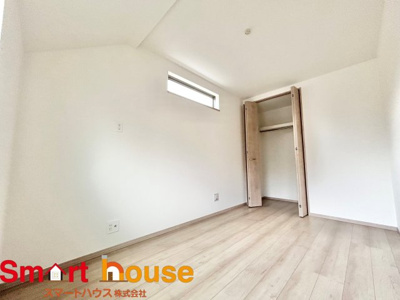 【洋室】 | 座間市立野台新築1棟 | 大きな窓からたっぷりの日差しが降り注ぐ明るい室内です。気持ちの良い朝日を受けて、目覚めの良い健康的な朝を迎えられそうです。 