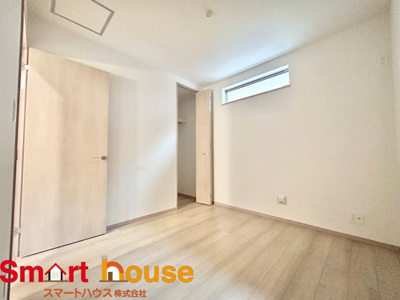 【洋室】 | 座間市立野台新築1棟 | 広々とした居住空間は日々の暮らしを彩り、心のやすらぎと満足感を与えてくれます。通風と採光を考慮した設計は子供たちはのびのび育ち、家族でくつろぎと団らんを生み出します。