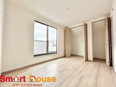 【洋室】 | 座間市立野台新築1棟 | 大きな窓からたっぷりと陽光が注がれる明るい空間。家族の成長に対応できる永住仕様の間取り。一日の疲れをいやしてくれる居室。時を忘れて過ごす場所として過ごせるお部屋。