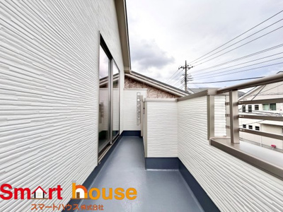 【バルコニー】 | 座間市立野台新築1棟 | 開放的なバルコニーは見晴らしもよく、太陽の温かな温もりをめいっぱい受け止めてくれます。太陽の光と爽やかな風を受けたお洗濯物はあっという間に乾き、取りこむ時には太陽の匂いを感じられそうですね。