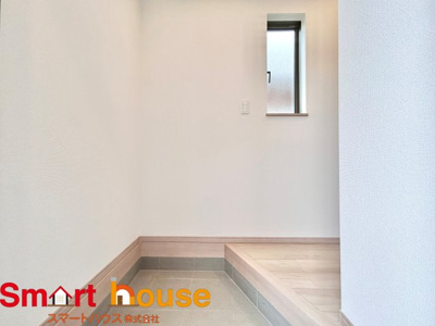 【玄関】 | 座間市立野台新築1棟 | シンプル且つモダンなエントランス＆ホール。ゆとりを感じさせる上質で明るい空間が住む人や訪れる人を心地よく迎え入れてくれます。