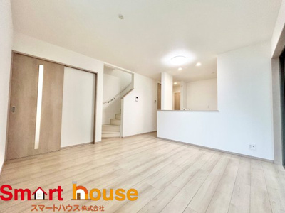 【居間・リビング】 | 座間市立野台新築1棟 | 大切なご家族が集まるからこそＬＤＫはこだわりたい！休日はおひさまの光をたっぷりと取りこめるリビングでゆったりと過ごしませんか？子供たちが元気に笑いながら走り回っても十分な広さの空間です。