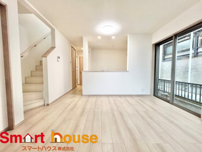 【居間・リビング】 | 座間市立野台新築1棟 | ここにはみんなが集い、食事と楽しい会話が始まる。話に夢中になりすぎて、ついつい時を忘れてしまう。そんな束の間の幸せを感じさせてくれる場所。