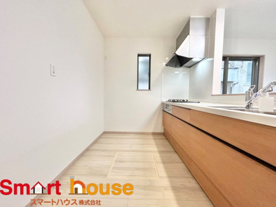 【キッチン】 | 座間市立野台新築1棟 | 幅広いキッチンに冷蔵庫、カップボードなどを設置しても楽々と料理できます！
スペースにゆとりがあると気持ちもいいですね♪