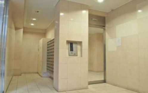 新宿区西新宿８丁目の賃貸マンションのエントランス