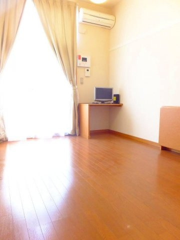 レオパレスフランの居間・リビング|1Ｆフローリング