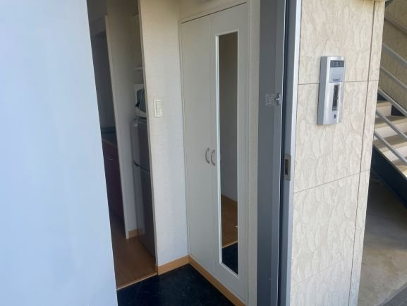 レオパレスバンビーノ花輪の玄関