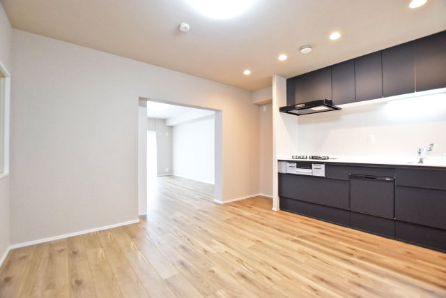 グリーンコーポ江坂第3の居間・リビング|キッチン上部にはダウンライトを配置し、デザイン性にも配慮しています。