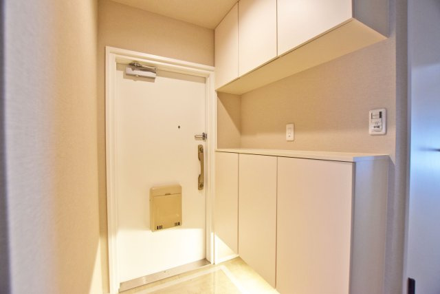 グリーンコーポ江坂第3の玄関|玄関には大きなシューズボックスあり。玄関を彩るインテリアを置けるスペースもあるので、お気に入りの写真でも飾ってみませんか。