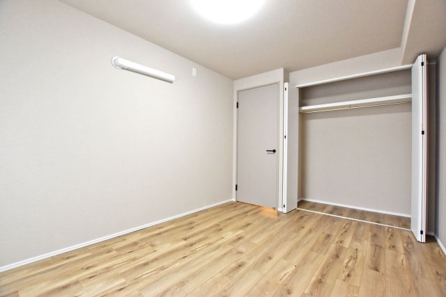 グリーンコーポ江坂第3の洋室|大きなクローゼットがあり部屋をスッキリと片付けできます。