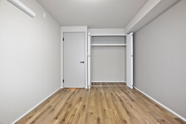 グリーンコーポ江坂第3の洋室|ナチュラルテイストの床と落ち着いた色合いの壁がマッチしています。