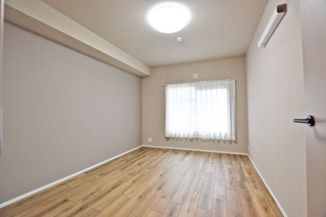 グリーンコーポ江坂第3の洋室|自然光が差し込む明るい空間です。