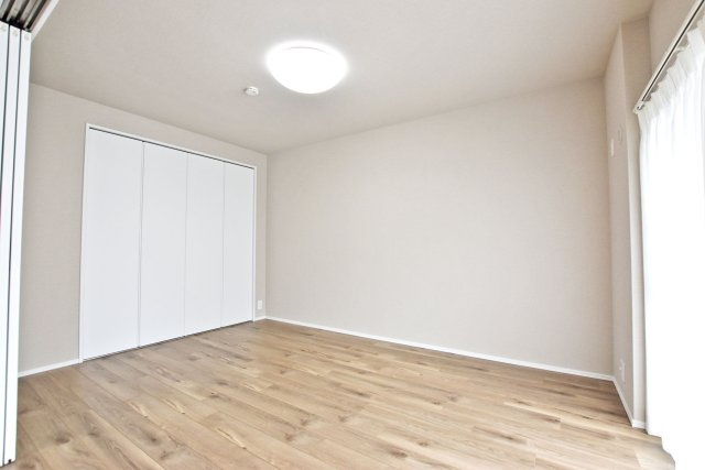 グリーンコーポ江坂第3の洋室|南向きの部屋は日中も明るいので照明がなくても過ごせます。