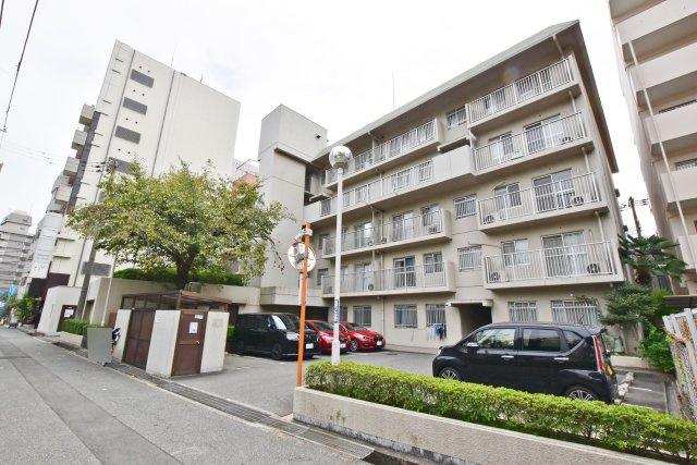 グリーンコーポ江坂第3の外観|地下鉄江坂駅徒歩5分。公園目の前の物件です。