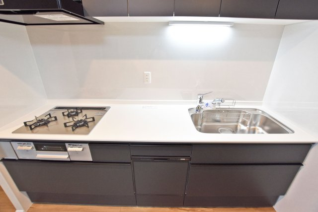 グリーンコーポ江坂第3のキッチン|広いワークトップが料理の効率を図ります。