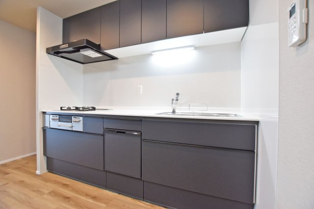 グリーンコーポ江坂第3のキッチン|キッチン上部には吊戸棚があり、収納力を高めています。