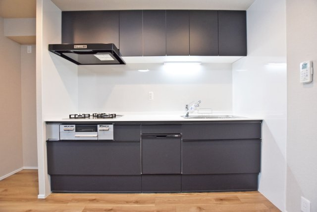 グリーンコーポ江坂第3のキッチン|インテリアに馴染む色合いのキッチンは飽きの来ない配色になっています。
