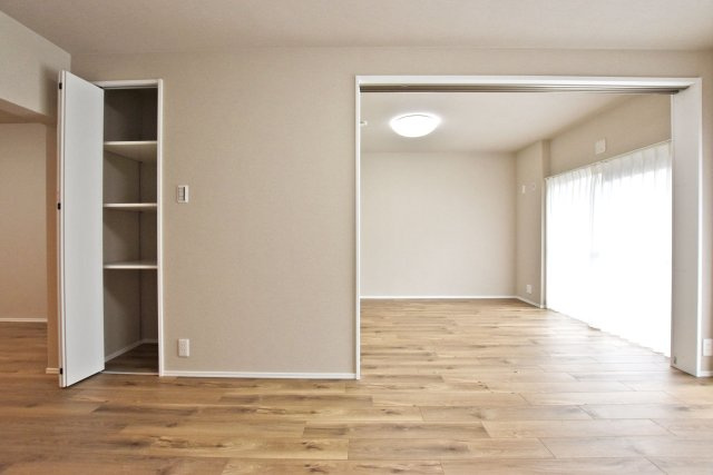 グリーンコーポ江坂第3の居間・リビング|リビングに隣接する洋室に向かって撮影した写真です。一体利用することによって空間を広く使えます。