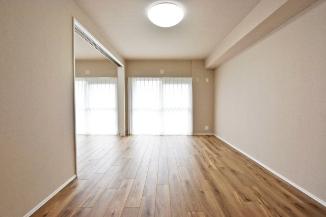 グリーンコーポ江坂第3の居間・リビング|家具やインテリアを配置しやすい形状になっているので、新生活のイメージが湧きやすいです。