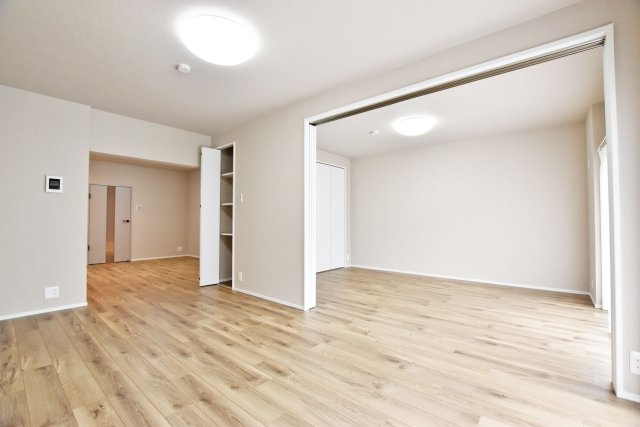 グリーンコーポ江坂第3の居間・リビング|2025年7月リフォーム完了物件になります。見学をご希望の方はお気軽にお問い合わせください。